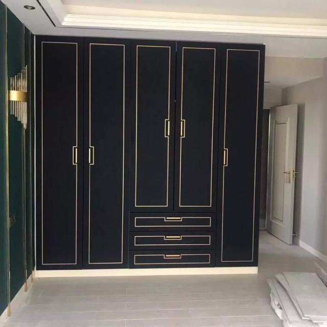 定制的衣柜很喜欢,柜门也是贴了钛合金线条,线条流畅,给人一种很简约
