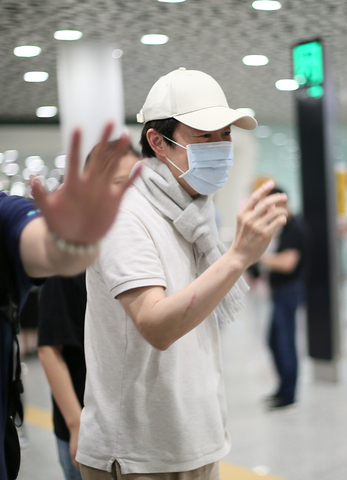 64岁费玉清一身素雅装扮低调现身戴围脖与粉丝握手显亲和