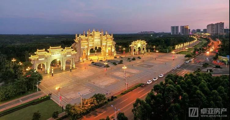 临高县城约半个小时的车程,村里打造了一个独具特色的百亩荷花基地