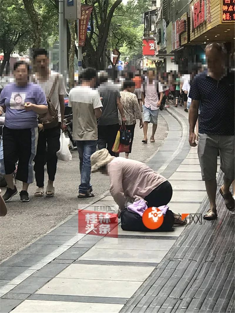 女子桂林街头抱婴儿路边乞讨,结果惊呆网友!