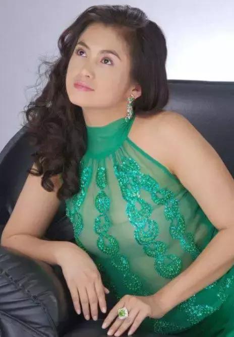 原创缅甸女星当众取下价值不菲的项链随后捐给高僧