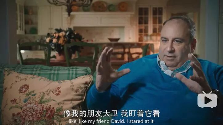 作为大一新生,鲍比对未来的校园生活感到无比好奇,可让他感到意外的是