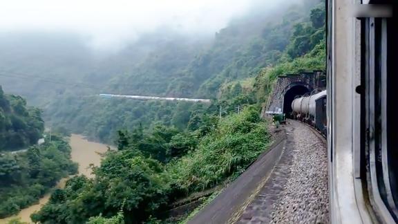 艰险的鹰厦铁路漳平段绿皮火车在山谷中爬坡隧道接着隧道