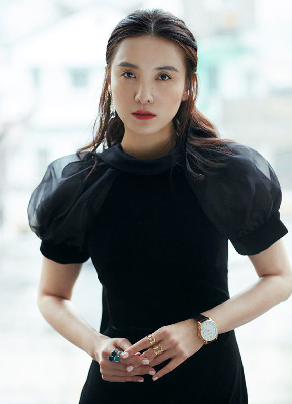 宋佳把头发留长,又做成羊毛卷发型,再穿黑色t恤颇具摇滚范!_长发