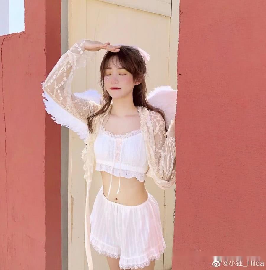 小钰穿白吊带秀自拍堪比维密现场粉丝阿鸡知道吗