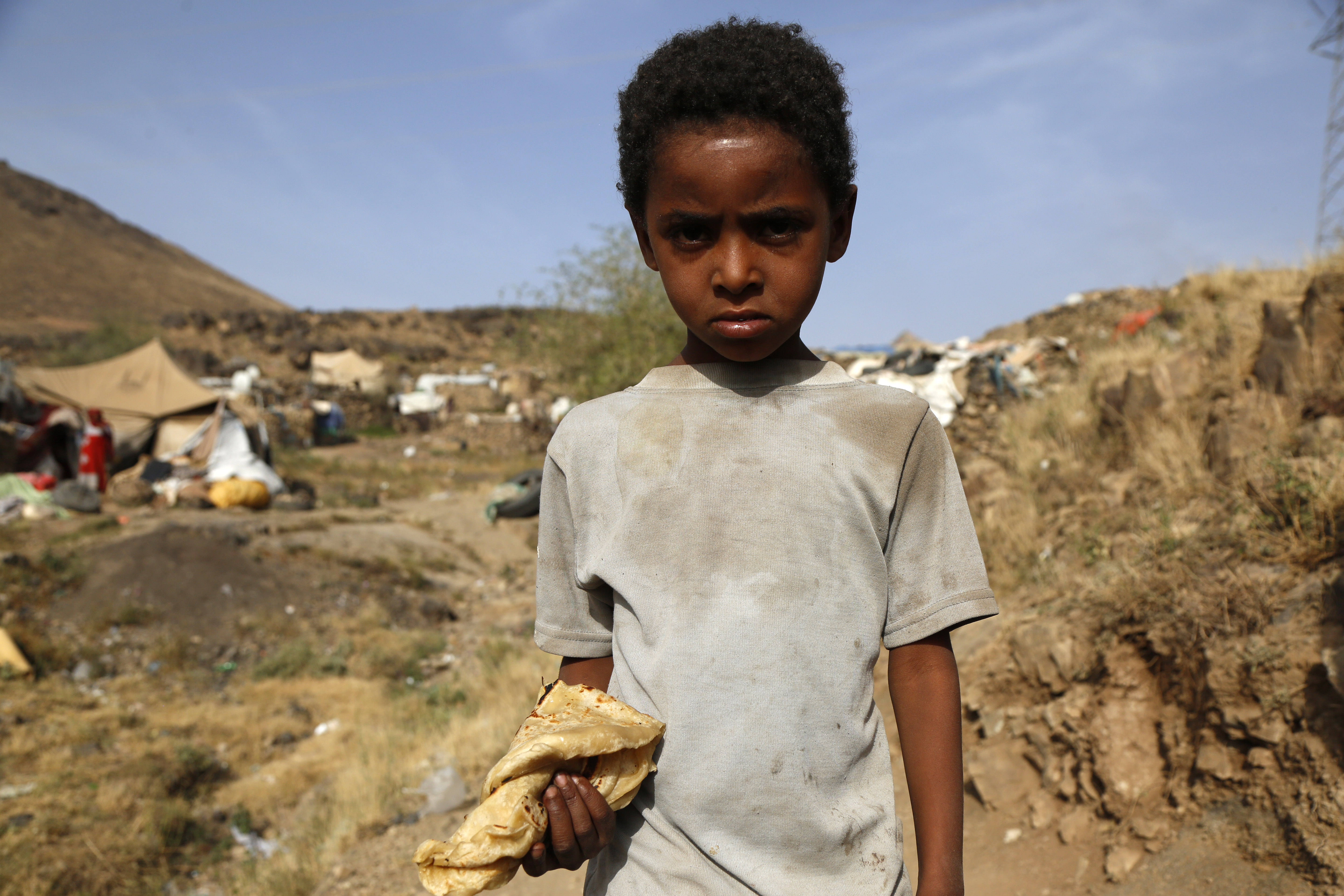 表明,也门内战爆发四年多来已迫使约330万人流离失所,也门人口的80%