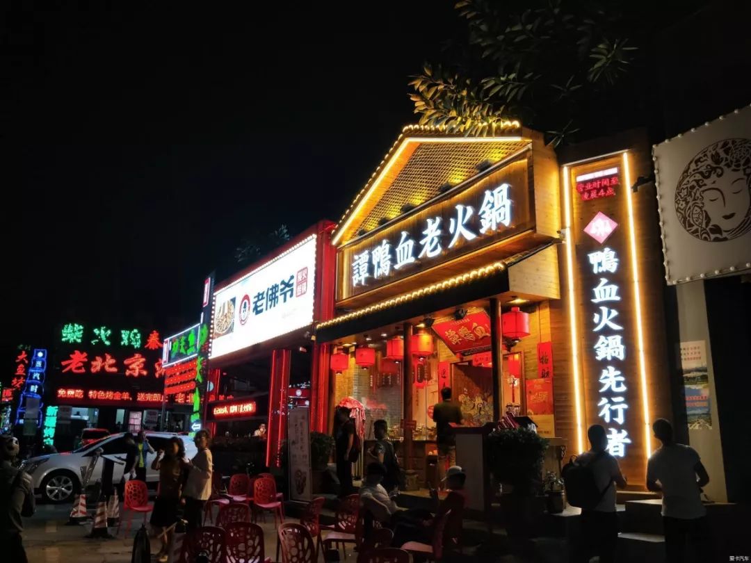 香蜜湖摇身一变——成为了繁荣的美食城