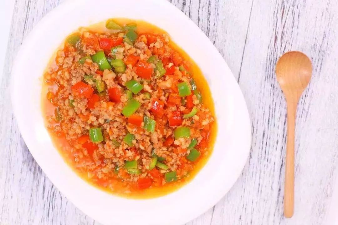 二者都滋味无穷,是绝对的下饭神器便得到颜色通红,口味酸香的"红三剁"