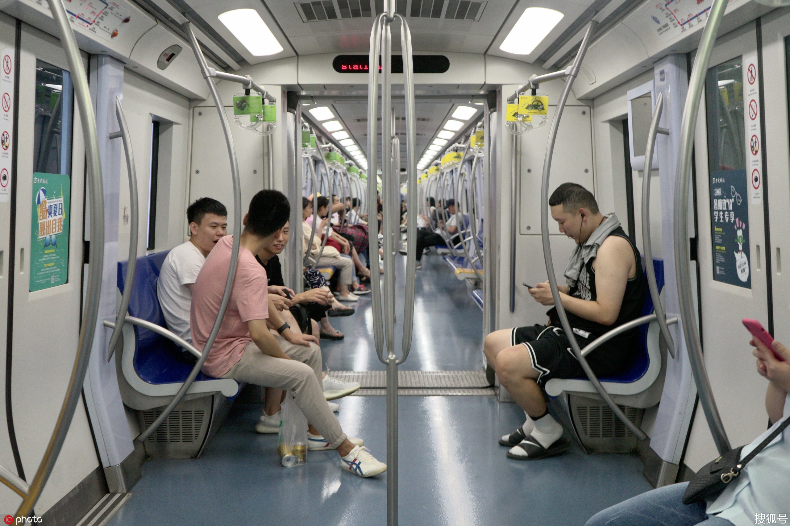 北京"夜地铁"首日 记者体验四大出行方式