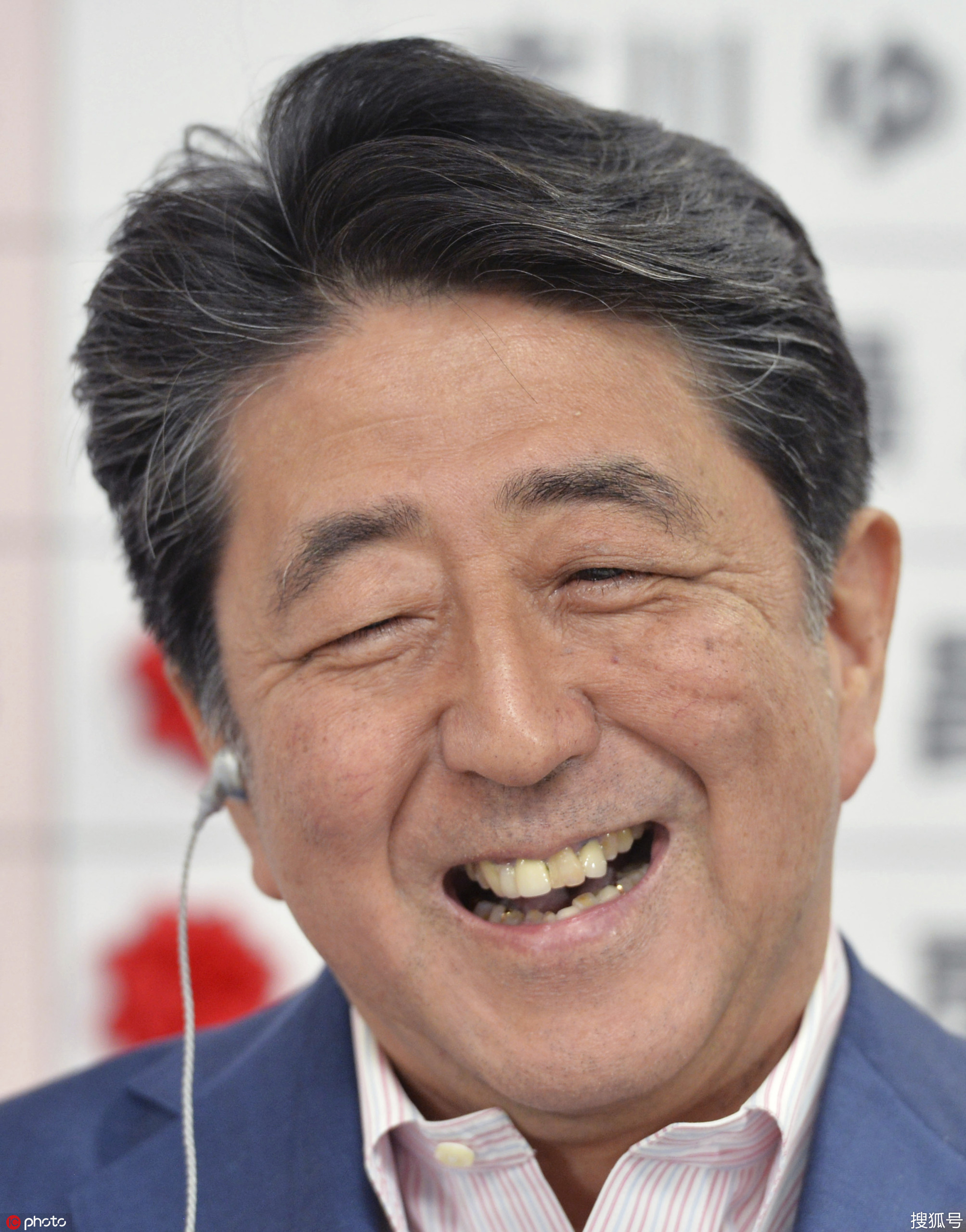 日本执政联盟获议席超半数 首相安倍晋三喜笑颜开
