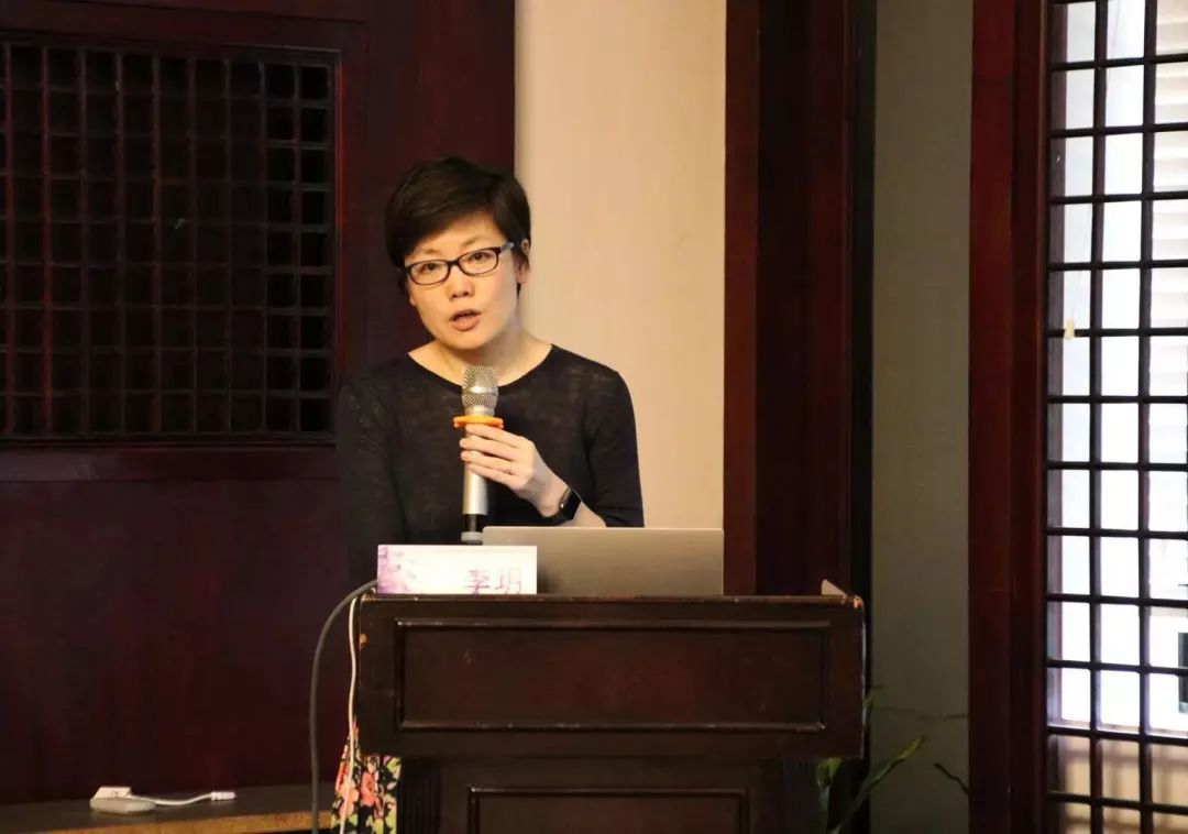 青少年们在讲课间歇由志愿者们统一带到南楼,由中央音乐学院的杨琬