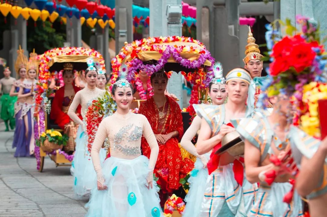 狂欢此时你也可以加入到巡游队伍中簇拥着花车载歌载舞地巡游前行傣