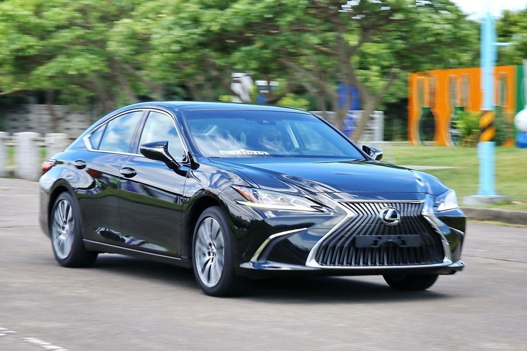 试驾全新雷克萨斯es,外观霸气内饰优秀,一改多年的佛系作风