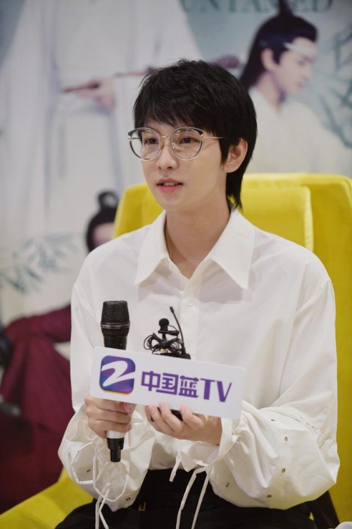 陈情令主创于斌郑繁星宋继扬现身杭州被粉丝围得水泄不通