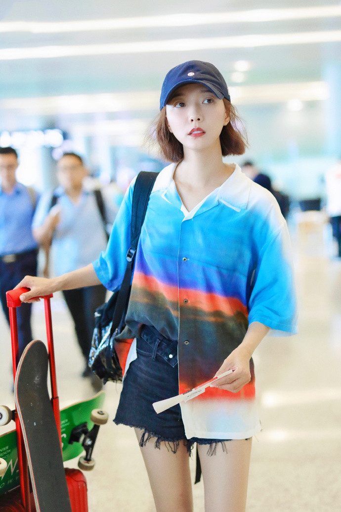 王珞丹终于忍不住在机场秀腿169cm穿短裤穿出179cm腿细得真实