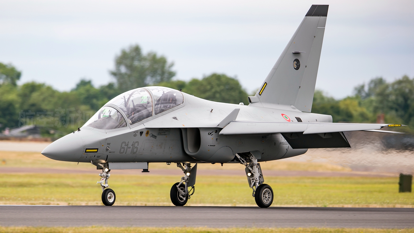 意大利m-345极致高清图 雅克-130 m-345 教-10这三款飞机太像了_教练