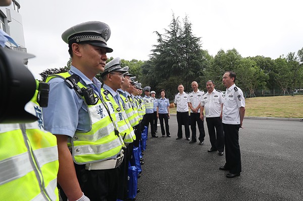 市局党委副书记,副局长陈臻同志至分局开展高温慰问_郑文斌