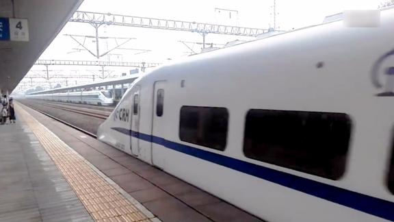 繁忙的合武客专六安站d3074次和d3007次动车同时进站停靠