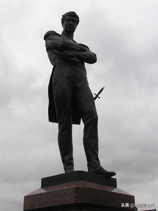 1874年在圣彼得堡海军士官武备学校的对面,树立了由雕塑家施雷德尔