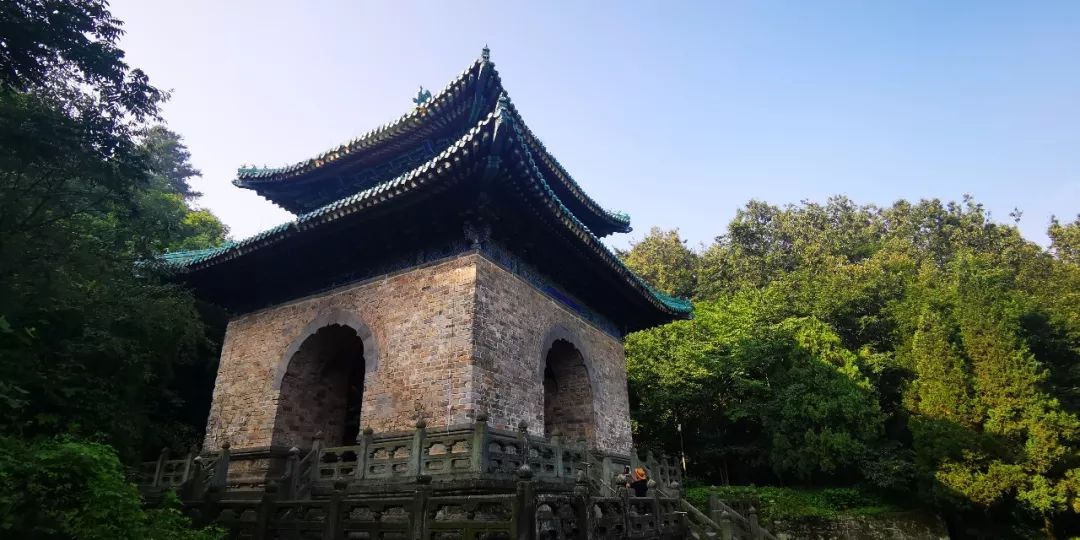 武当山三十六岩中最美的一处便是南岩宫了,南岩宫又名独阳岩,紫霄岩