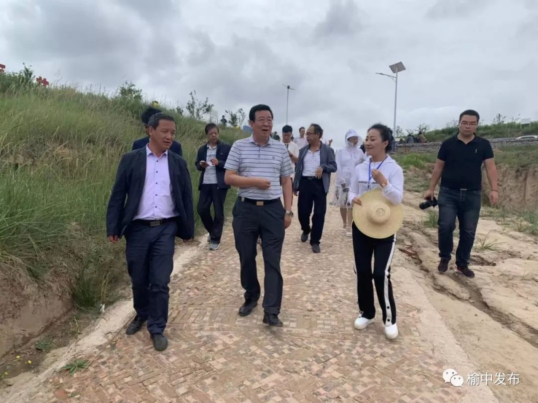 乡黄蒿湾村,对农业产业扶贫情况进行详细的调研调研结束后,杨衍佐指出