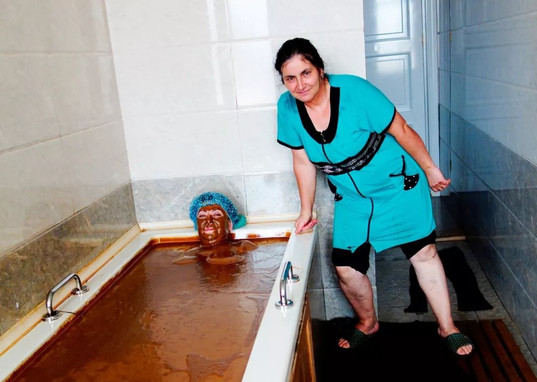 我冲洗完之后去隔壁几个浴缸那儿看了看,发现人家泡石油浴是把脖子