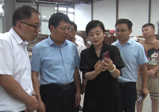 省政府督查专员周和斌带领调研组来我县对国务院督查激励情况进行实地