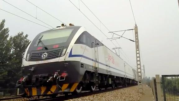 超帅气的hxd3g电力机车 牵引x105次列车飞驰在京九铁路上