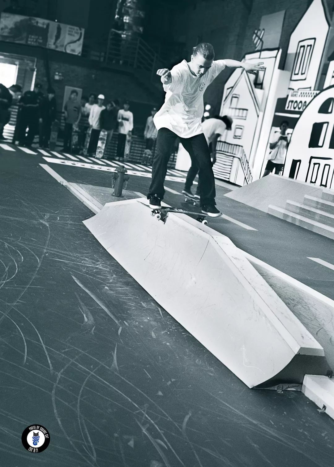 散发的少年心气也没有一个男孩能忽略踩在longboard上一闪而过的长腿