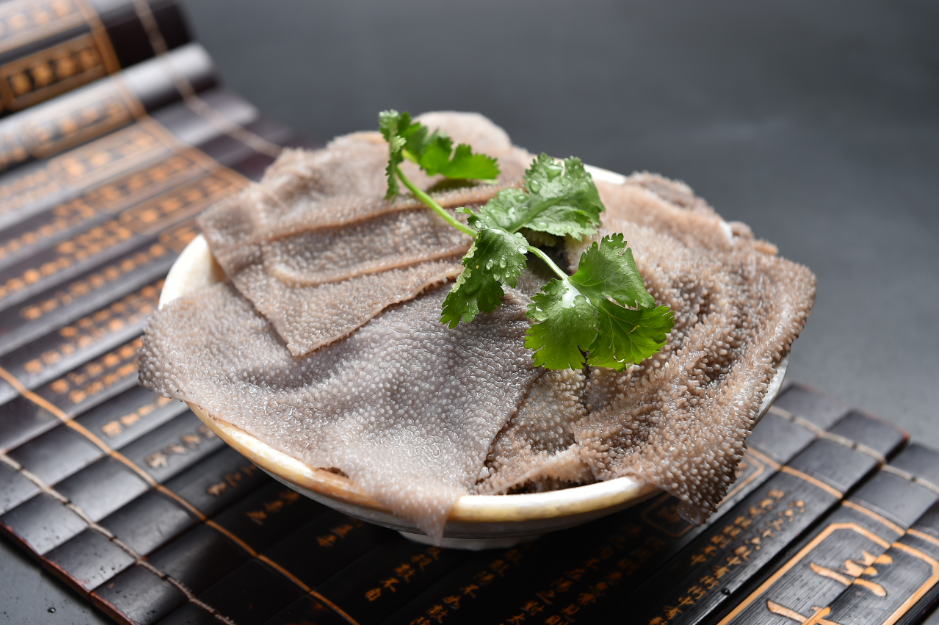 火锅荤菜界的头号必点菜,脆爽鲜毛肚,麻辣汤汁混合香油,放入口中,香辣