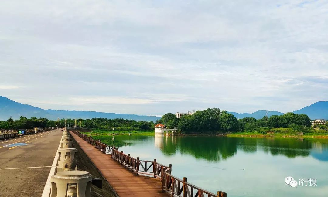 峨秀湖峨眉山东麓的城市慢生活体验区