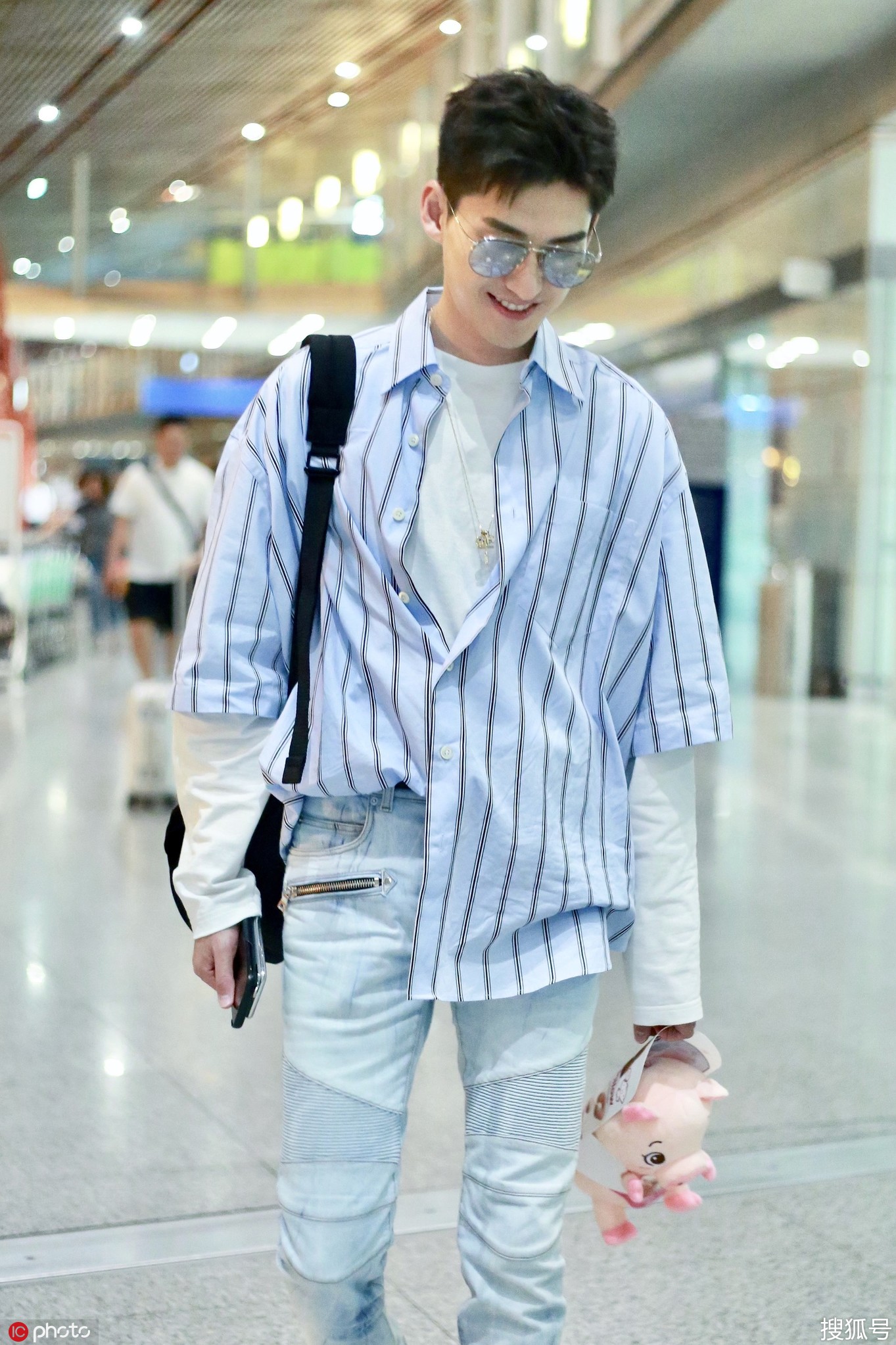 张翰这条杀马特牛仔裤也只有他穿才略显高级吧?