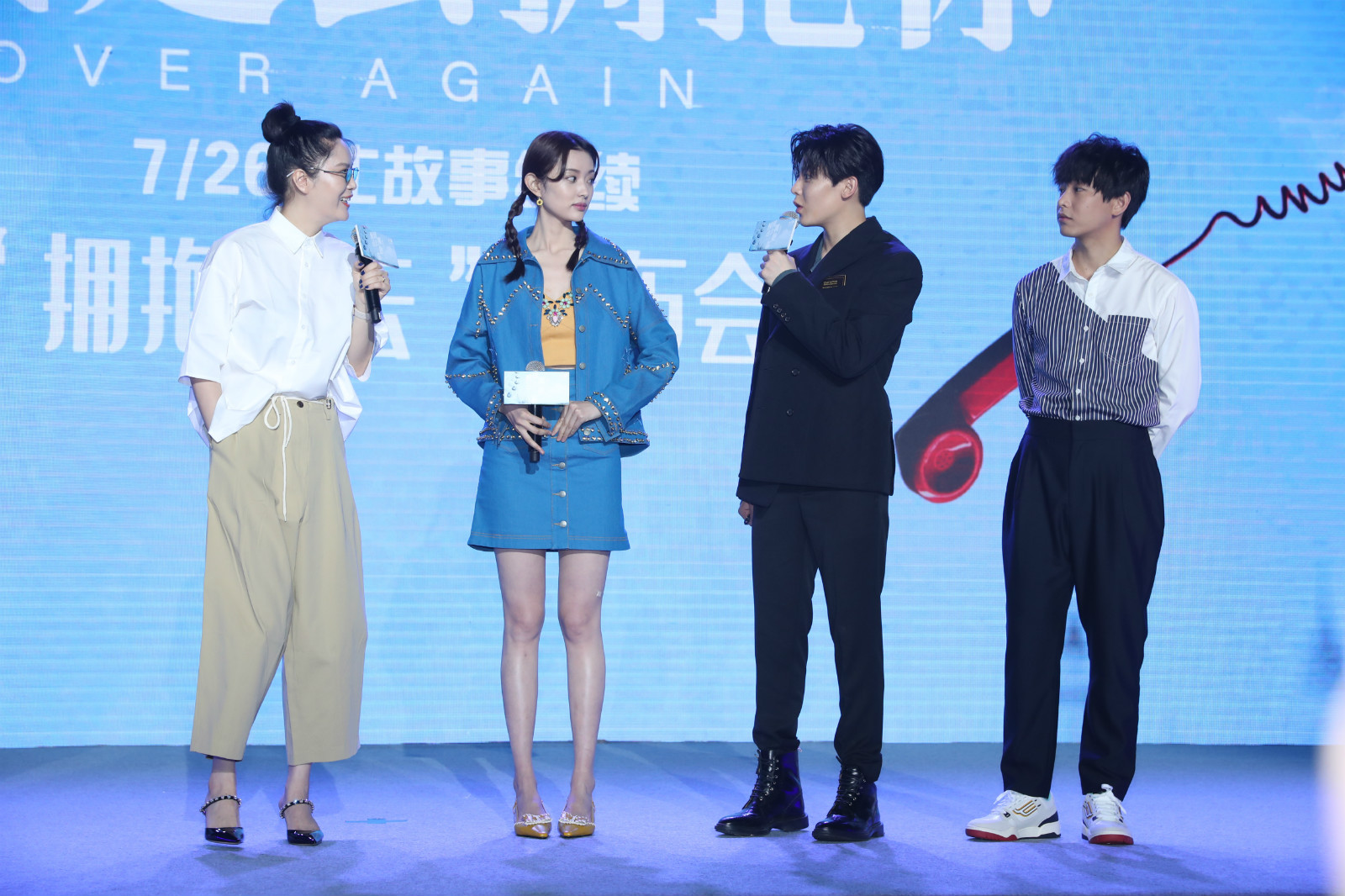 导演花明携侯明昊彭昱畅亮相回到过去拥抱你发布会曝青春遗憾