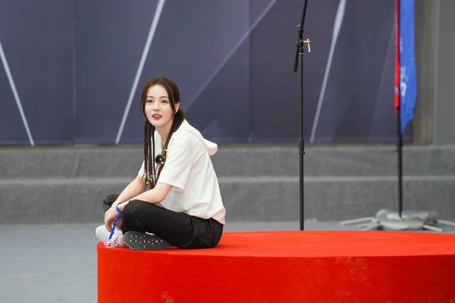 原创热巴最新综艺节目造型年轻又有活力,梳双马尾编发尽显青春的气息