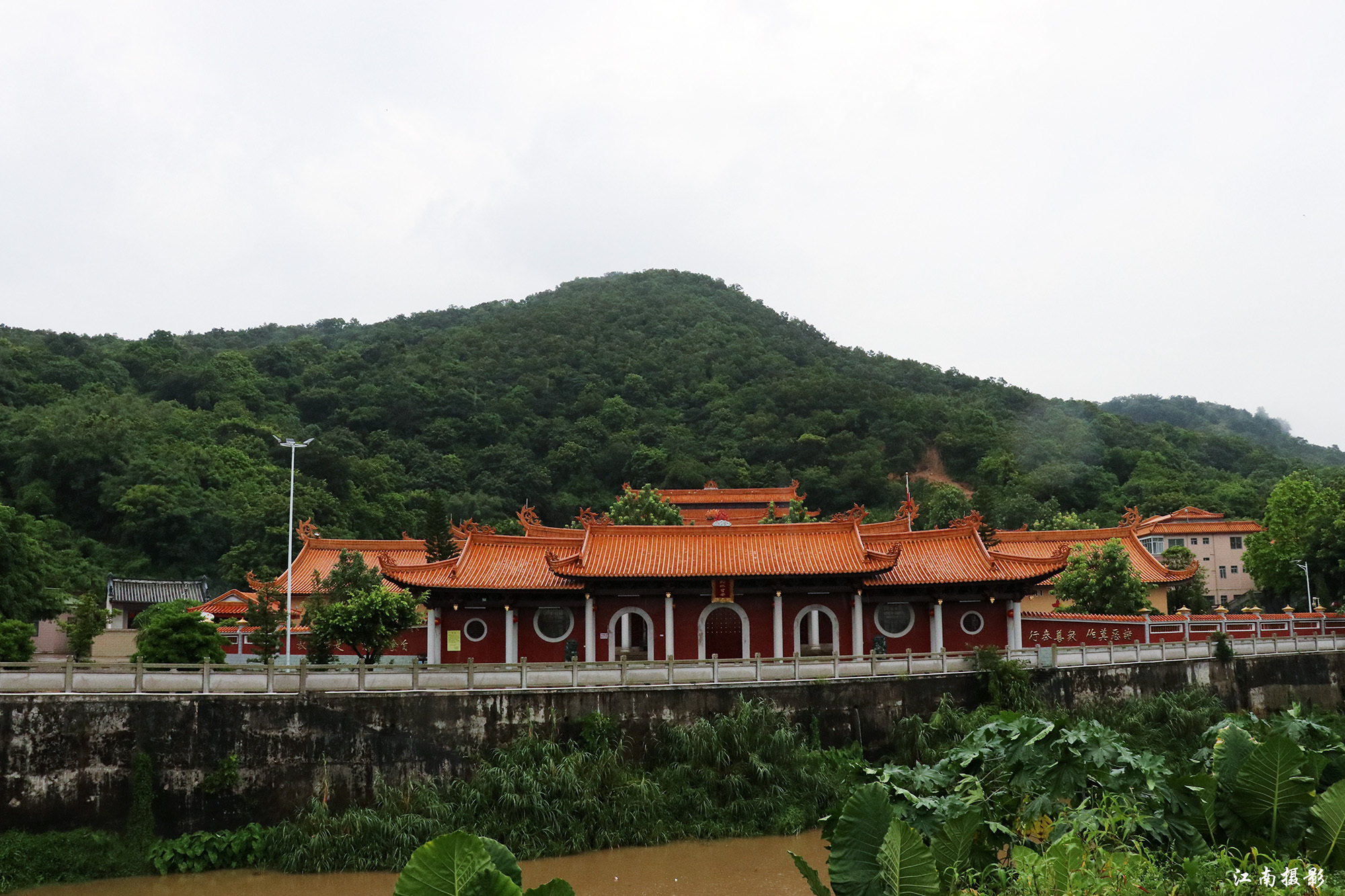 雨中的潮州意溪松林古寺