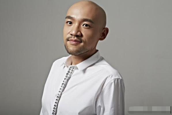 歌手,凭借着一首《我的歌声里》走遍大江南北,而且李代沫光头的造型也