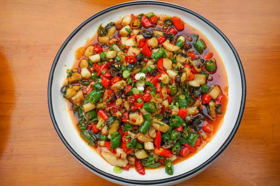 在他们家吃田螺,最推荐这道鲜椒脆螺了.