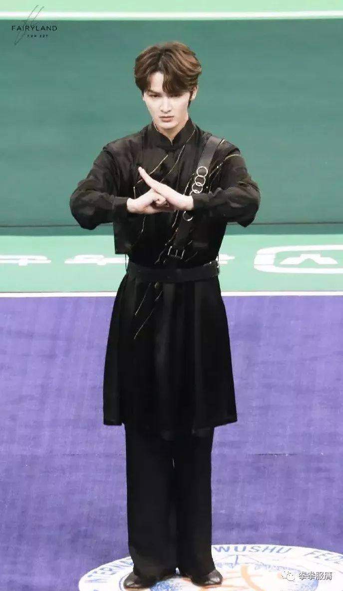 从这个握拳手拇指伸出的抱拳礼,只能看到一个对武术极为不尊重,毫无