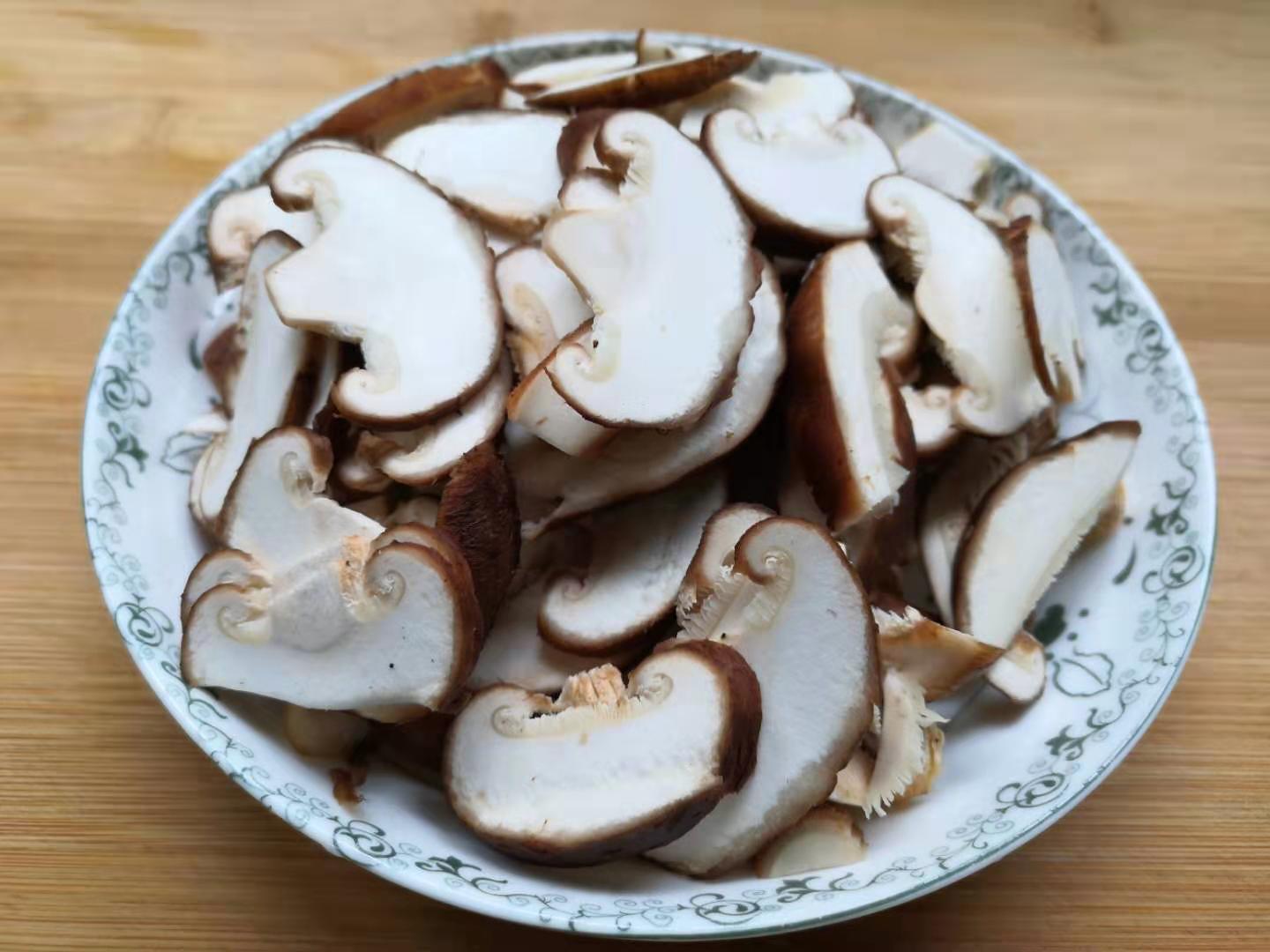 3,香菇洗净切成厚薄均匀的香菇片备用.