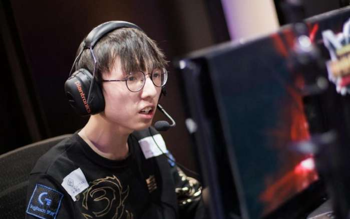 2013年mlxg受邀加入pe战队,开启了其《英雄联盟》职