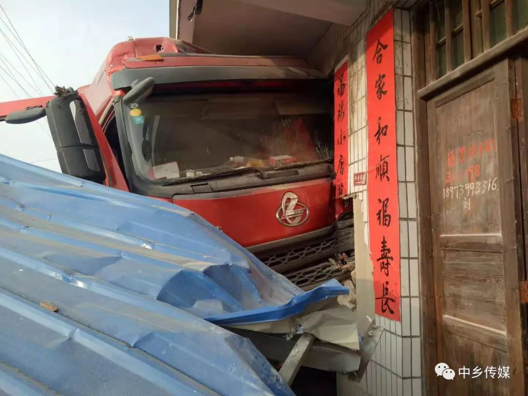 7月21日早上6点左右,八老公路邵东灵官殿镇老公桥路段,一辆由石株桥