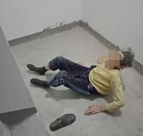 中威榜样八旬老人意外摔倒热心保安暖心帮助