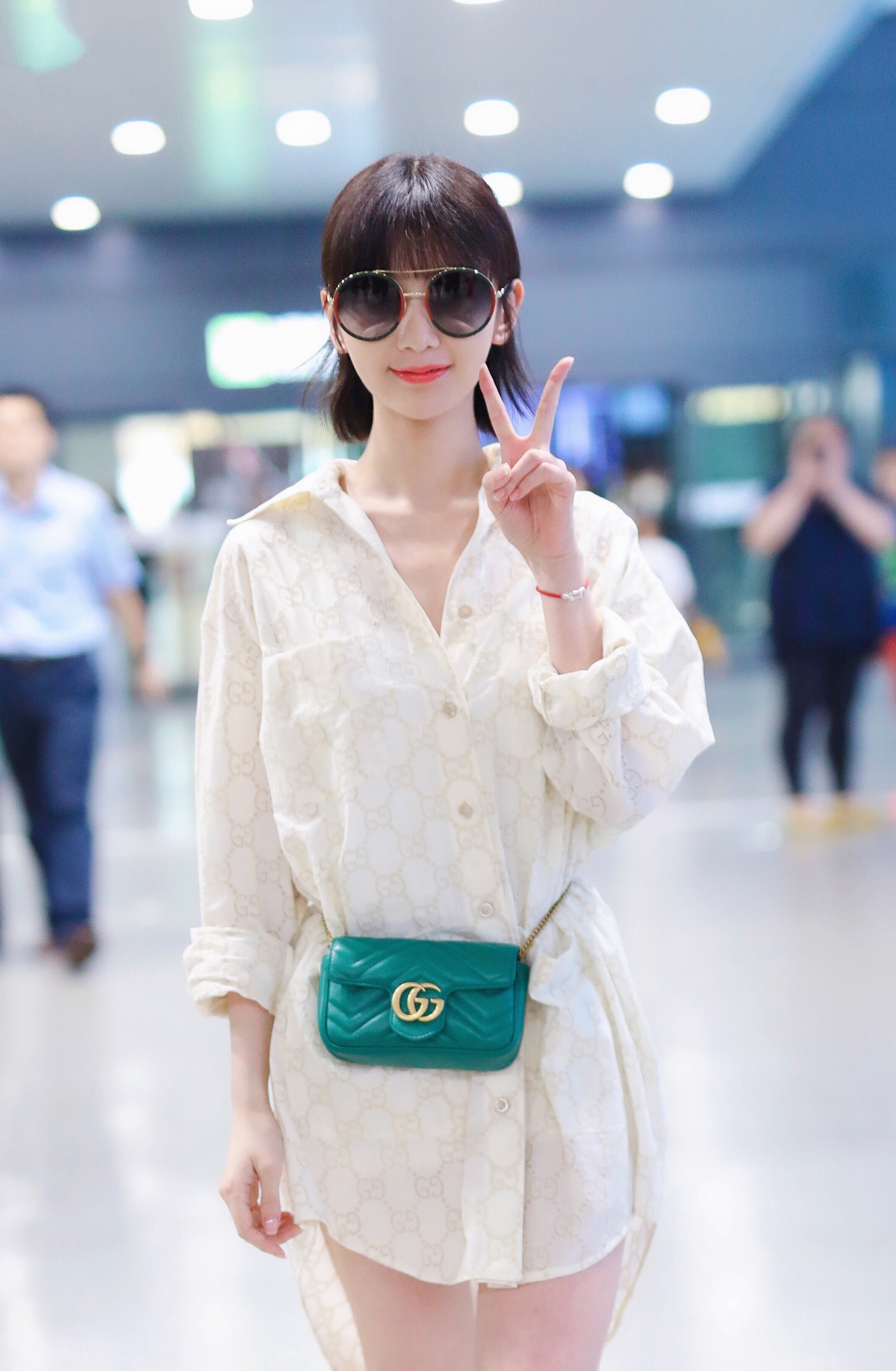 毛晓彤好高级,穿"睡衣裙"大长腿逆天,但拍照的手势太low了