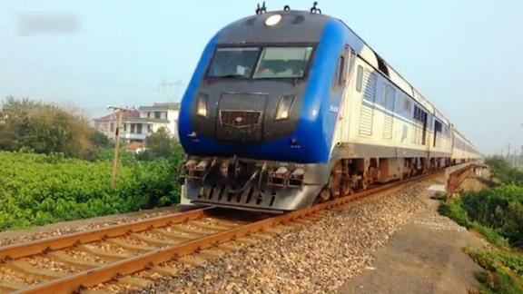 在新长铁路上飞驰的火车北京至南通z51次快速通过海安段