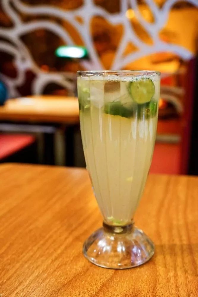 桔子冰是东南亚很流行的饮品,几乎每家餐馆都有, 虽然看上去平平无奇