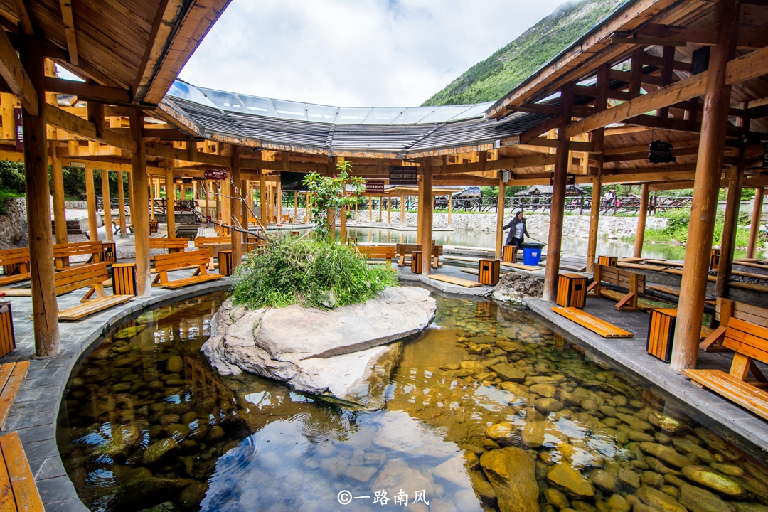 四川康定有处奇特景观,温泉水可以治病还能喝,游客专程来泡面!