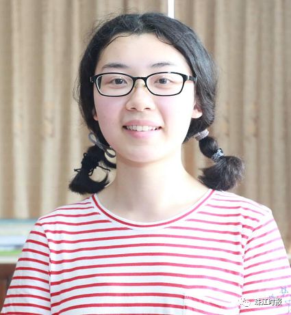 7月22日,南海区副区长冼富兰等登门家访9位今年考上清华,北大,香港