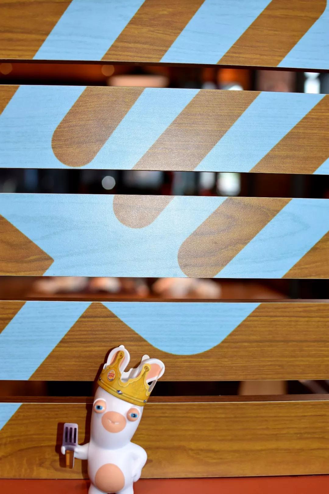 疯狂的兔子带回家啦~购买小小国王套餐现在来弹子石万象汇lg层汉堡王