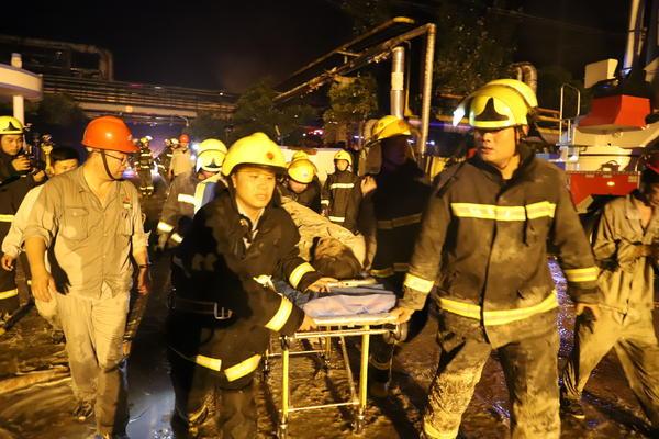 小城现大爱,一幕又一幕温暖人心的救援画面在义马上演…爆炸事故