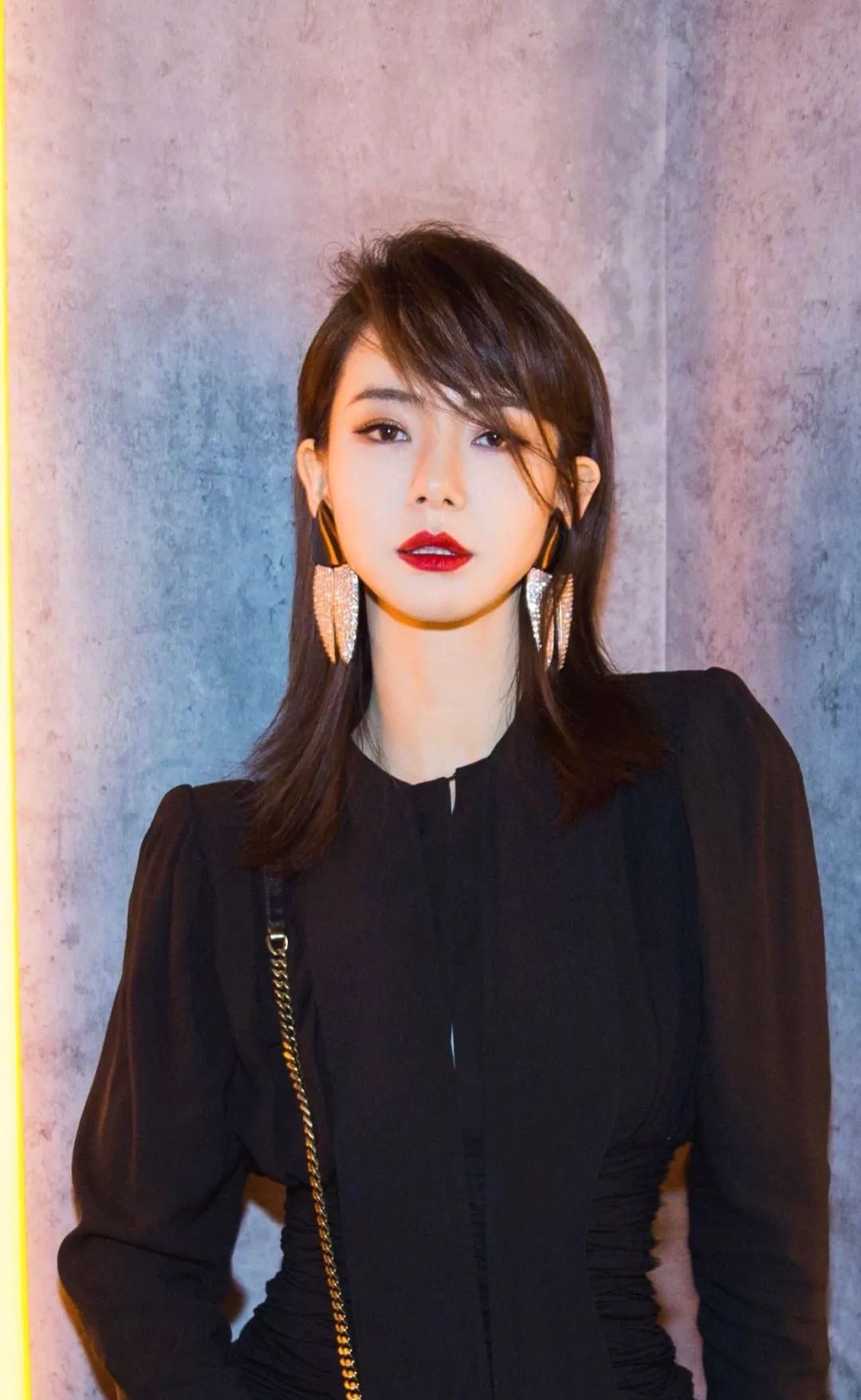 女明星越来越爱衣品不够耳环来凑